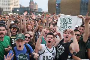 Milwaukee y su noche más especial en el deporte: más de 65,000 fanáticos celebraron el título de la NBA a las afueras del Fiserv Forum