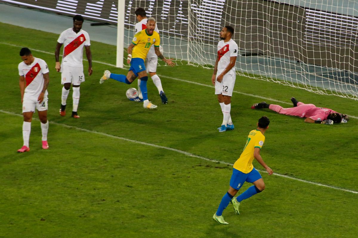 Neymar metió un caño antes de dar el pase gol.