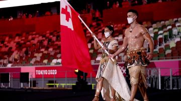 El abanderado de Tonga en Tokio 2020 volvió a desfilar bañado en aceite y generó miles de comentarios