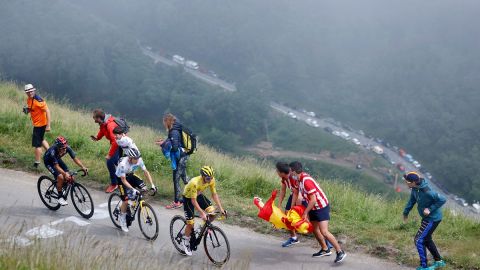 Momentos antes del ataque de Carapaz en la etapa 17.