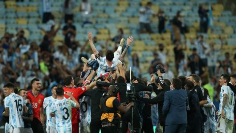 Messi volvió a rozar el cielo con las manos.