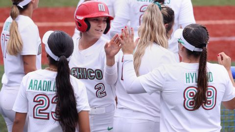 Jugadoras de softbol de Mexico dejaron sus uniformes en la basura