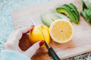 Intoxicaciones alimentarias: siempre debes limpiar las tablas de picar con limón luego de usarlas
