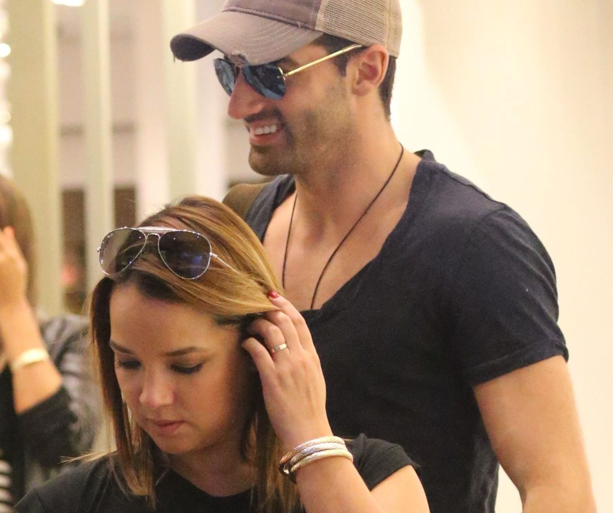 Toni Costa and Adamari López could have new romantic partners.