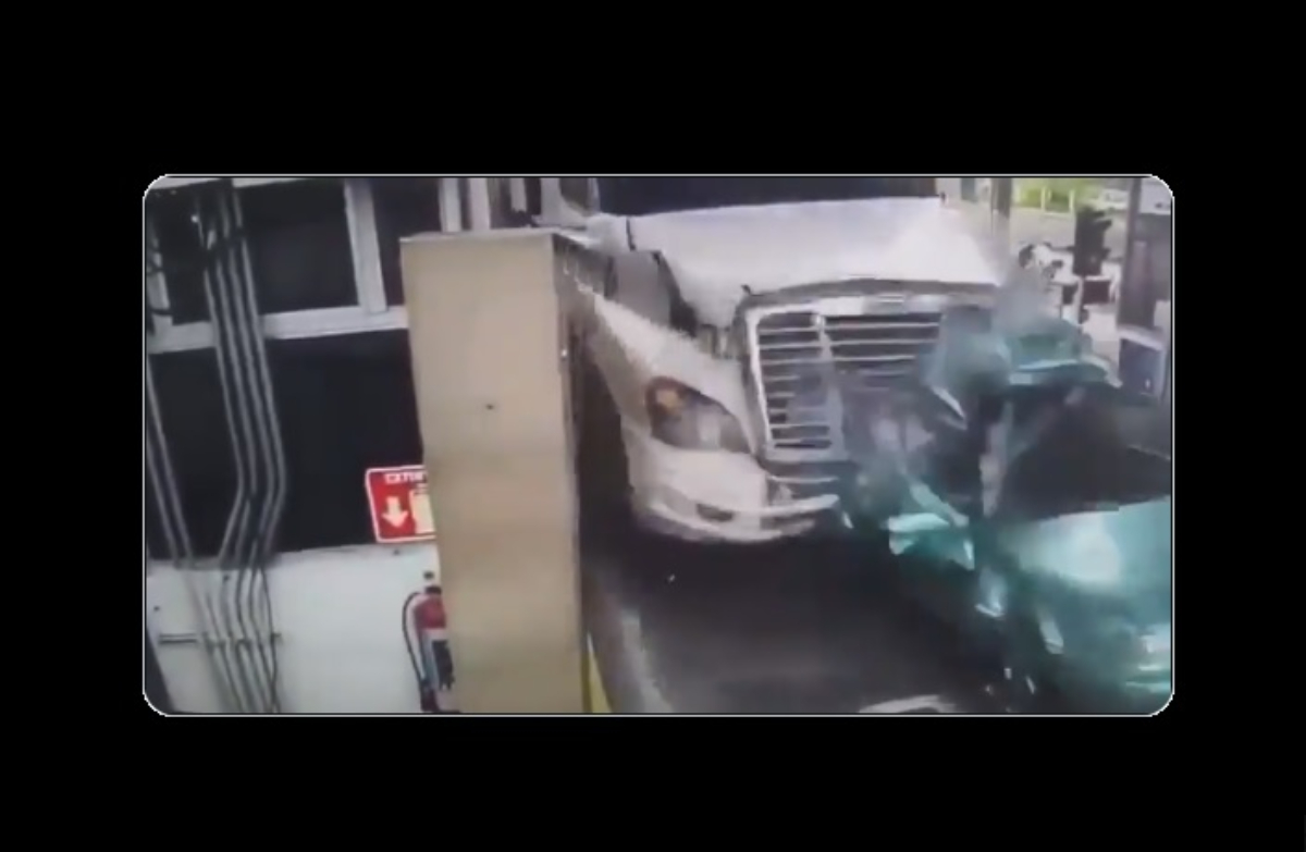 VIDEO: Trágico Accidente En Caseta De México, Tráiler Embiste Varios ...