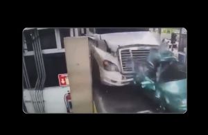 VIDEO: Trágico accidente en caseta de México, tráiler embiste varios autos, hay cuatro muertos