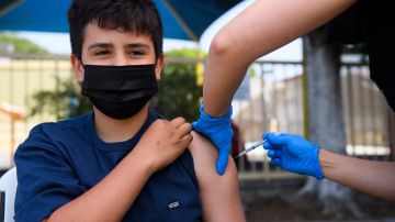 Solamente el 44% de los menores en edad elegible para inmunizarse, de 12 a 17 años, se ha puesto al menos una dosis.