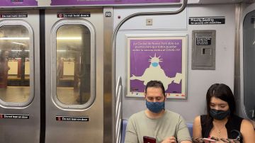 Por ahora las autoridades de NY solo sugieren el uso de la protección facial y centran su batalla en la inmunización masiva.