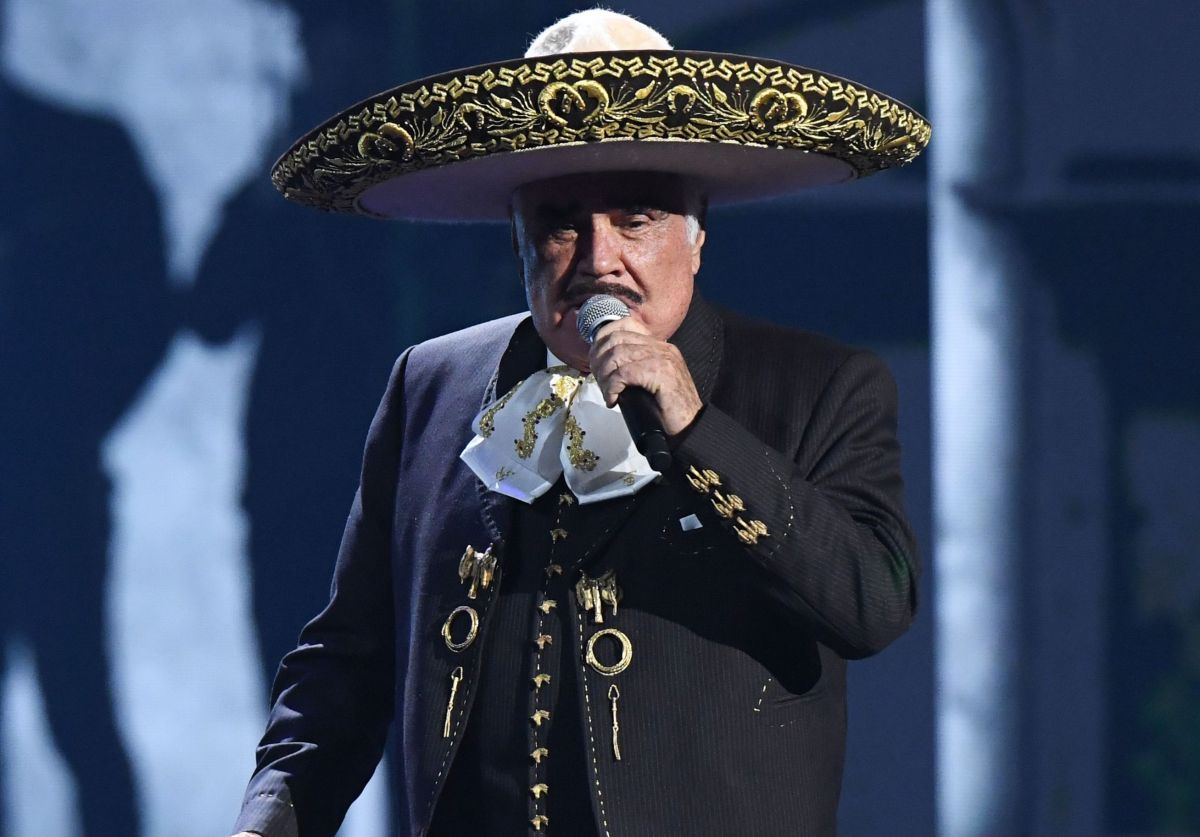 They reveal that Vicente Fernández is no longer intubated and that his health is progressing
