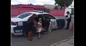 ¡Conmovedor! Niña llega en patrulla a su graduación, después de caminar detrás de los autos de sus compañeros