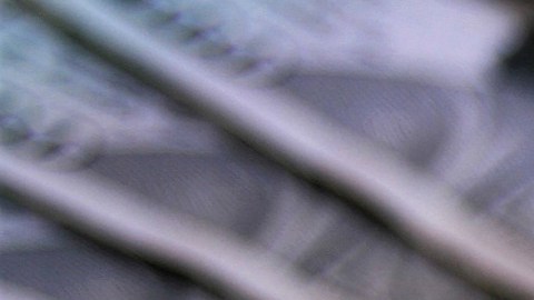 Para averiguar cómo estaba utilizando la gente la tercera ronda de cheques de estímulo, la Universidad de Michigan encuestó a más de 1,000 personas.
