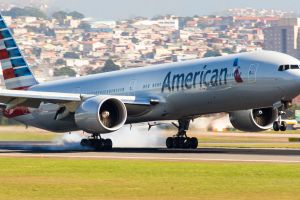 Impiden a modelo fitness abordar avión de American Airlines por usar ropa "ofensiva"