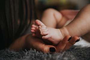"No los toques ni los beses": El emotivo video de una madre cuyo bebé de 11 días murió de herpes