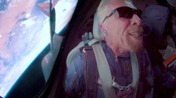 Richard Branson llegó al espacio en su avión.