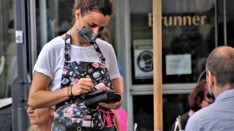 El sector que más empleos reportó fue el de hospitalidad y ocio, pues hubo 194,000 puestos de trabajo que se cubrieron en restaurantes y bares.