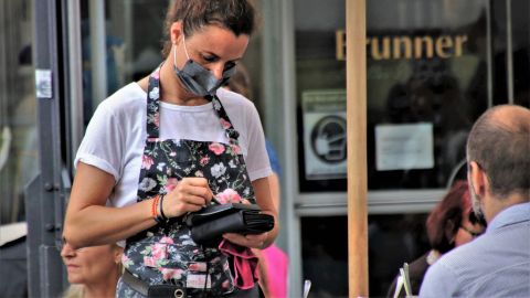 El sector que más empleos reportó fue el de hospitalidad y ocio, pues hubo 194,000 puestos de trabajo que se cubrieron en restaurantes y bares.