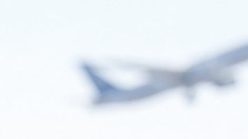 Calendario de viaje con avión y herramientas de búsqueda de vuelos para planificar la compra de boletos baratos.