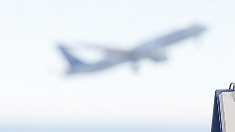 Calendario de viaje con avión y herramientas de búsqueda de vuelos para planificar la compra de boletos baratos.