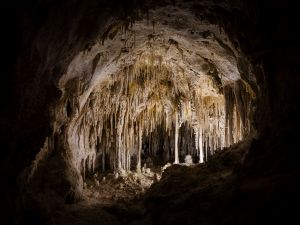 Pareja entra a cueva y captan a fantasma pidiéndoles que se vayan