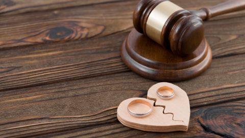 Festejó con banda su divorcio