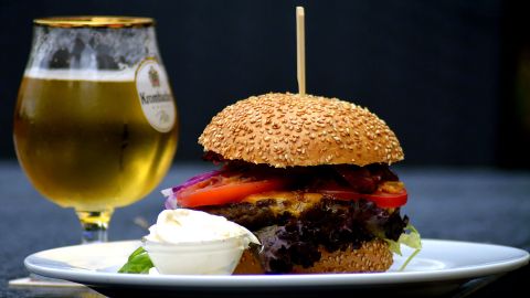 Las ganancias por las ventas de esta hamburguesa serán donadas a organizaciones benéficas. (Imagen solo con fines ilustrativos).
