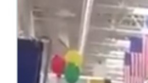 Clientes cantan del Himno.