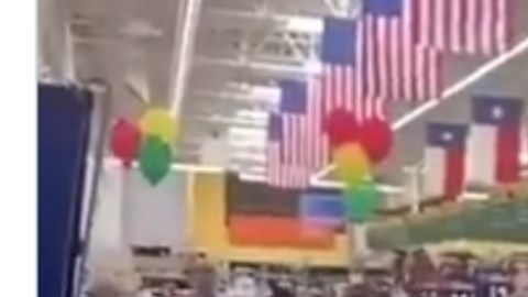 Clientes cantan del Himno.