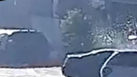 Violento impacto captado por cámara de seguridad.