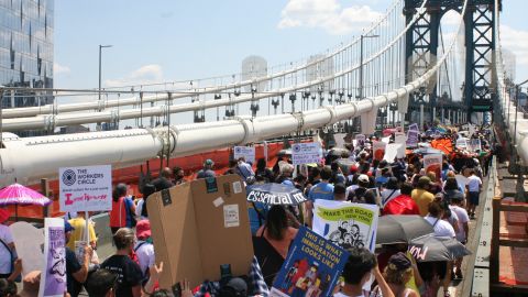 Líderes de 100 coaliciones y miles de inmigrantes de NYC claman ser incluidos en el Plan de Infraestructura.