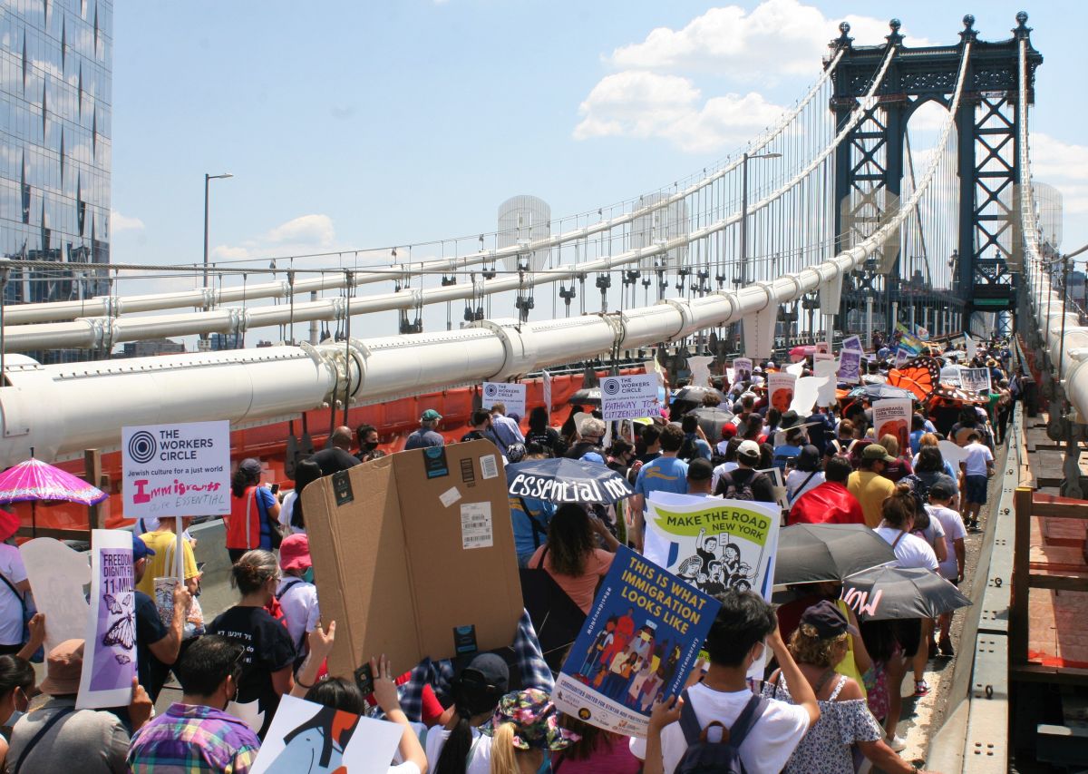 Líderes de 100 coaliciones y miles de inmigrantes de NYC claman ser incluidos en el Plan de Infraestructura.