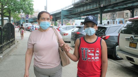 La dominicana Mercedes López se prepara para la vuelta a las aulas de sus nietos y bisnietos en NYC.