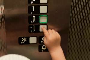 Muere niño de 7 años en su primer día de vacaciones en casa de playa de Carolina del Norte al ser aplastado por un elevador