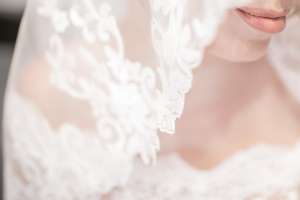 FOTO: Un vestido de novia diseñado con mascarillas recicladas