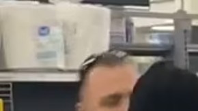 Un policía golpeó a una mujer en un Walmart.