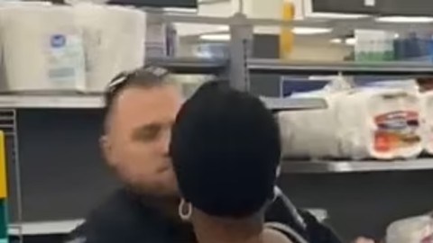 Un policía golpeó a una mujer en un Walmart.