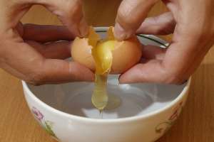 Rompedor de huevos: el empleo donde te pagan hasta $30,000 por abrir huevos de gallina
