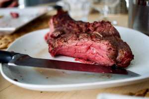 La carne roja incrementa el riesgo de sufrir enfermedad cardiaca, revela estudio que duró 30 años