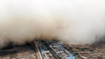 Tormenta de arena en China se "traga" casi por completo la ciudad de Dunhuang