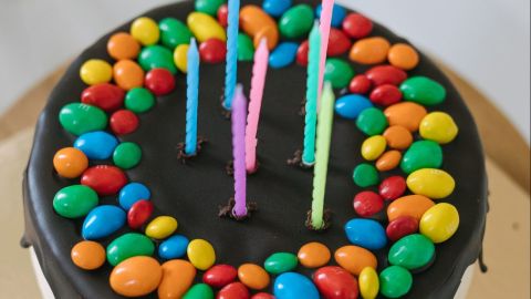 Viral plátanos vela pastel cumpleaños