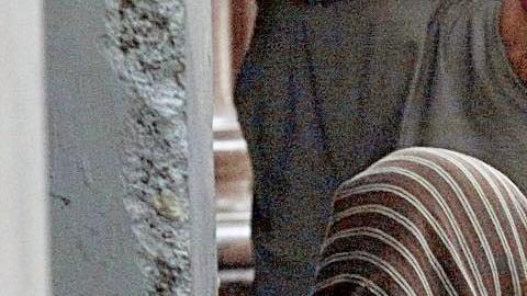 Critican en Internet a pareja de “Whitexicans” por fotografiar a niño que pedía limosna