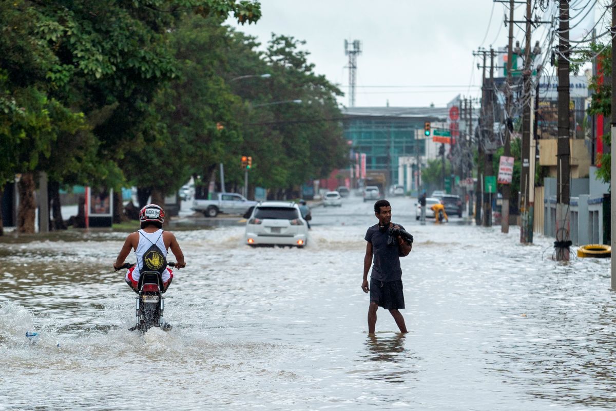 Storm Grace moves away from Haiti towards Jamaica leaving rains;  Henri approaches Bermuda