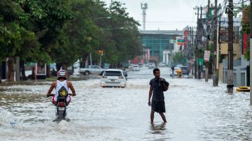 Una calle inundada en Santo Domingo, República Dominicana, producto de la tormenta Grace.