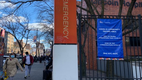 Nueva York aprueba medida de emergencia que permitirá despedir a trabajadores de la Salud no vacunados