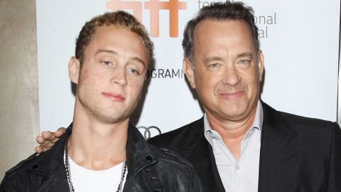 Chet, hijo de Tom Hanks critica las vacunas contra el Covid-19.