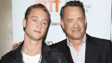 Chet, hijo de Tom Hanks critica las vacunas contra el Covid-19.