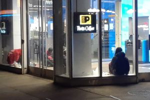Nueva York salvaje: video captó ataque sangriento a hispano con un hacha en cajero ATM del Chase Bank en el Bajo Manhattan
