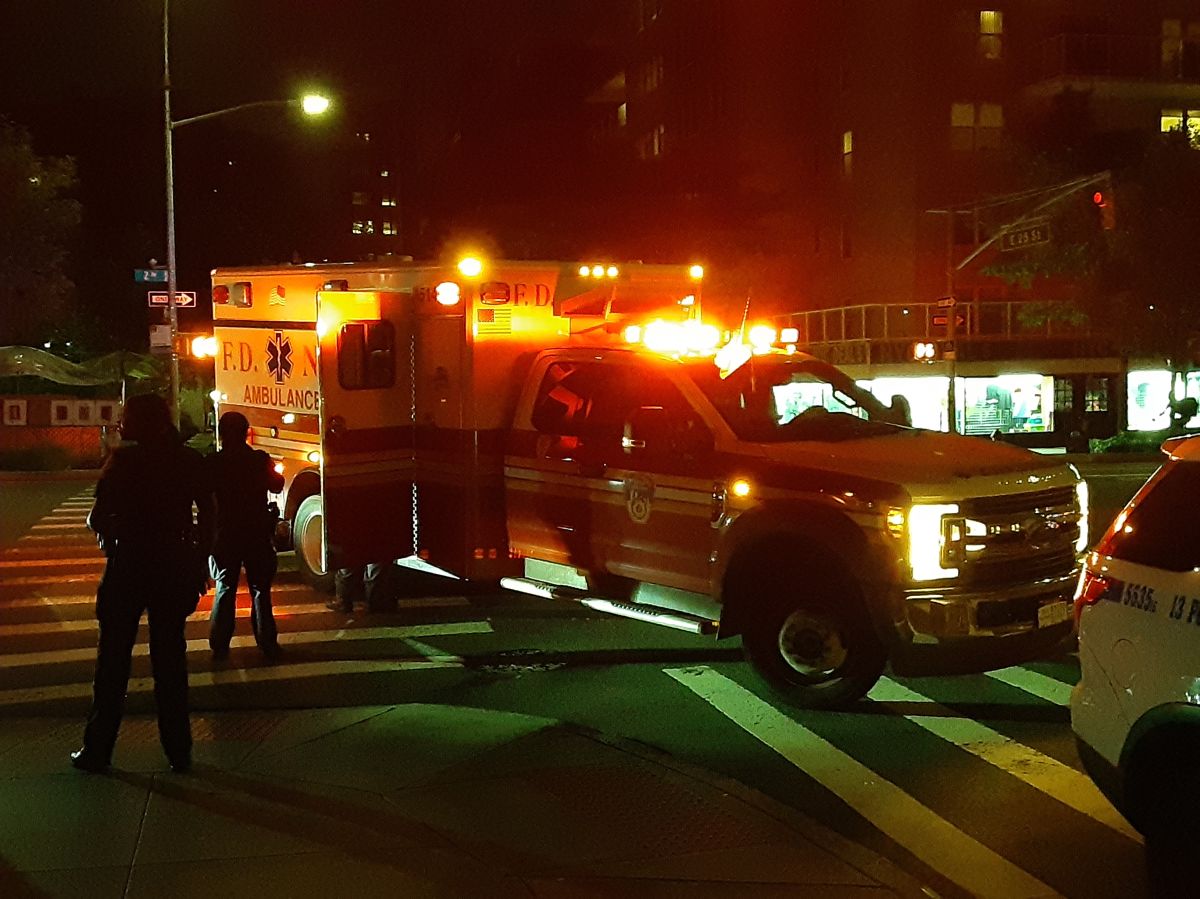 Rescate nocturno de paramédicos FDNY.