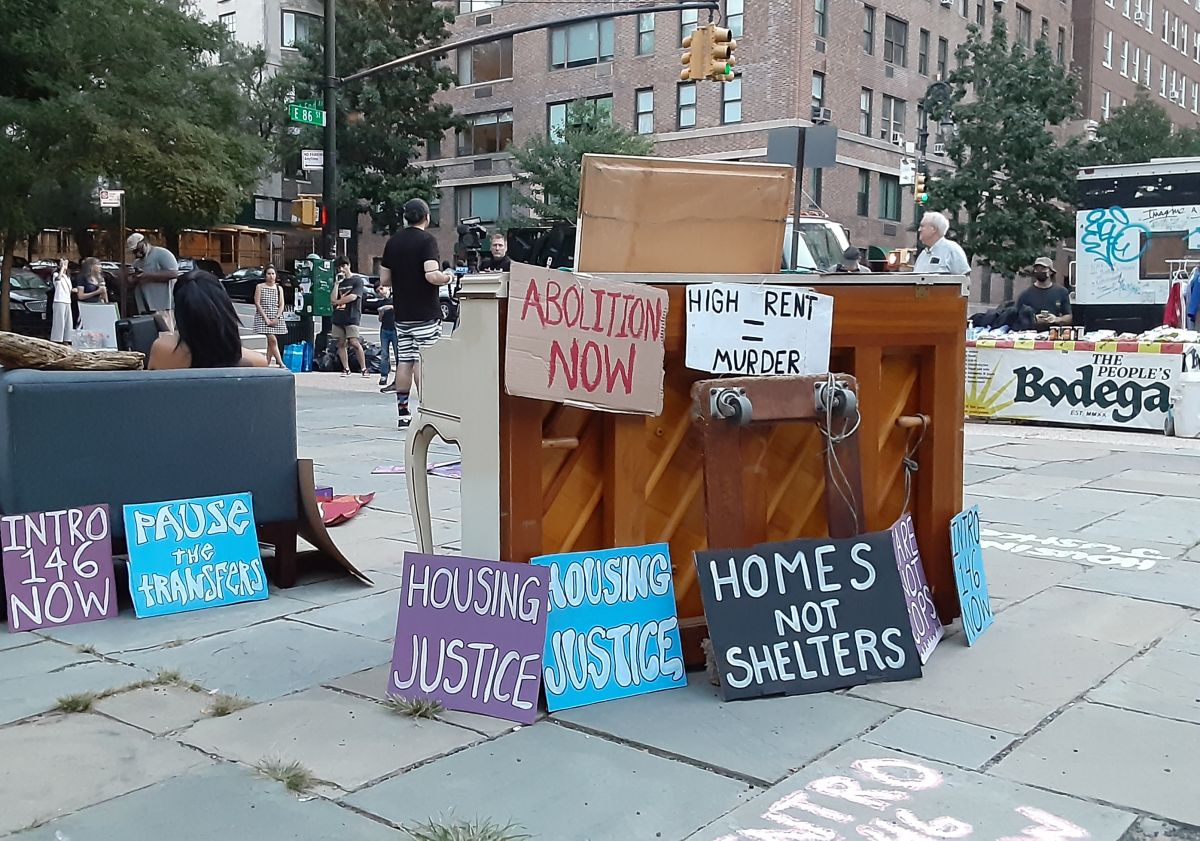 Protesta en la residencia del alcalde de NYC, julio 2021.