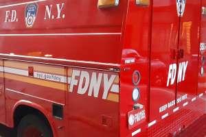 Paramédico murió al estrellarse con escuela en Nueva York: auto a alta velocidad se volcó e incendió