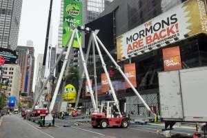 Instalan una gran rueda vertical para promover el turismo en Times Square, Nueva York